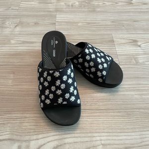 Cloudsteppers By Clarks Arla Nora Jersey Slide Sandals Black Daisies